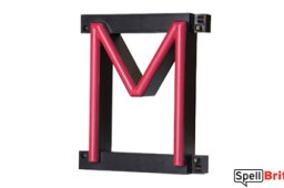 Letra LED M, con luces LED que parecen letras de neón
